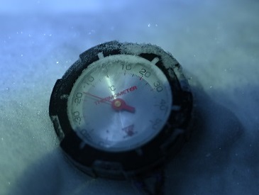 雪の中で凍り付く温度計