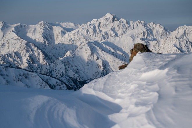 シュカブラ越しに見る冬の剱岳