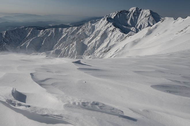 シュカブラ越しに見る冬の五竜岳