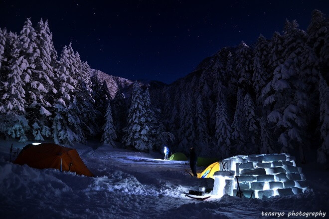 夜の雪原に作られたイグルーとテント