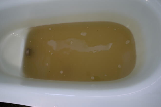 汚れた水の入った浴槽