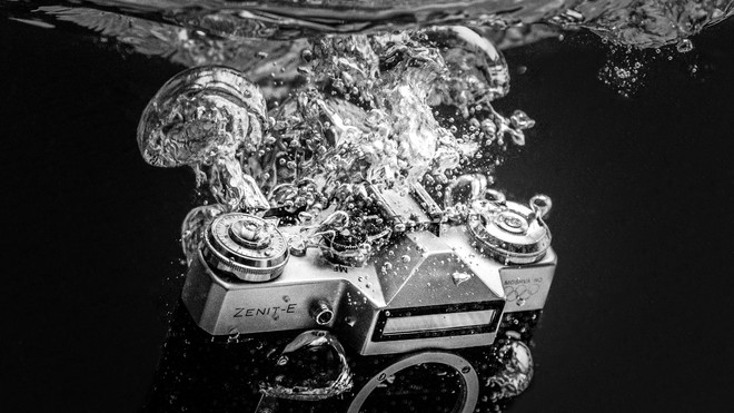 水に沈むカメラ