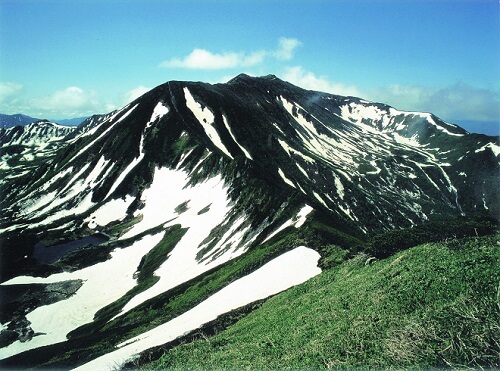 残雪がゼブラ模様の幌尻山