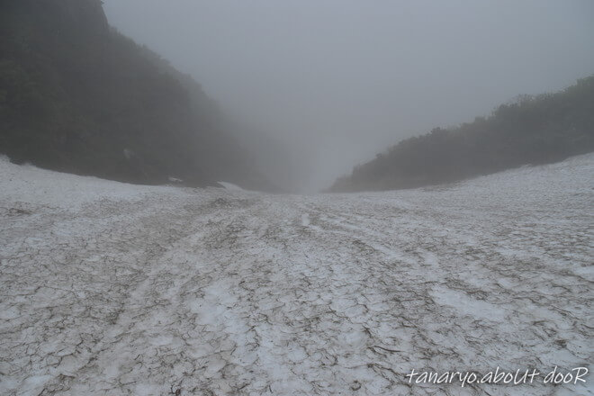 羅臼岳の登山道の万年雪渓