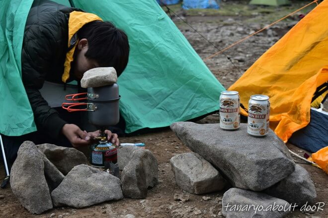 山岳テントと石の机