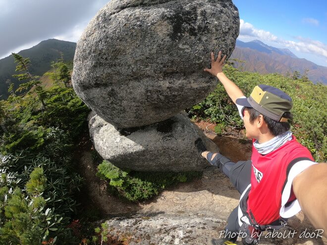 平ヶ岳のたまご岩と男