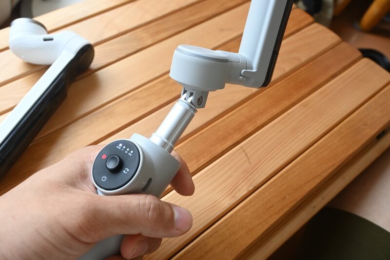 Insta360 Flow Proを少し伸ばした状態