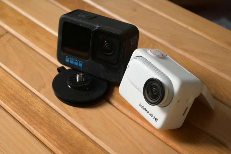 GoProとInsta360 GO 3Sを直置きしている