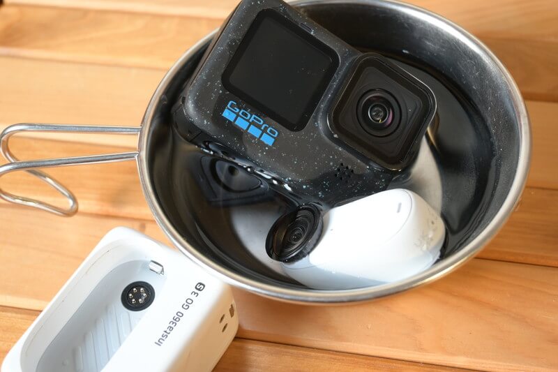 GoProとInsta360 GO 3Sを水に漬けている様子