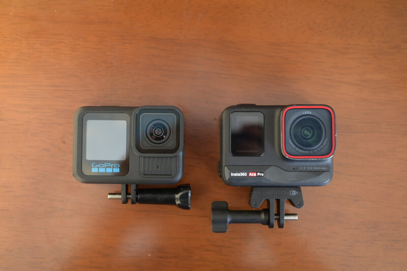 GoPro HERO 13とInsta360 Ace Proの大きさを比較（マウント装着時）